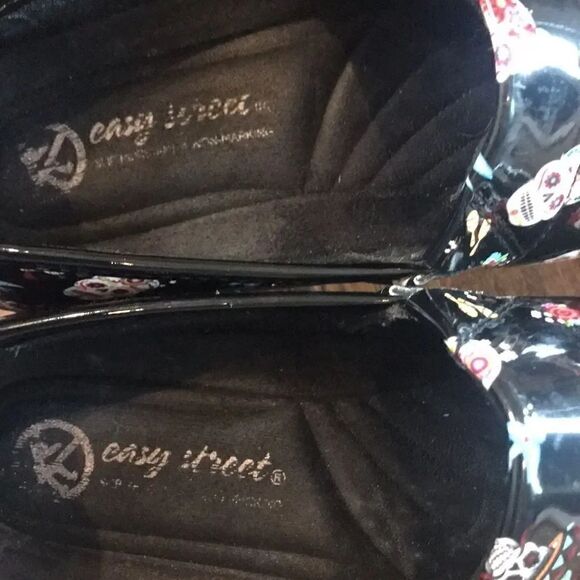 Easy Street Leeza Skulls clogs, size 7.5W - Picture 6 of 10